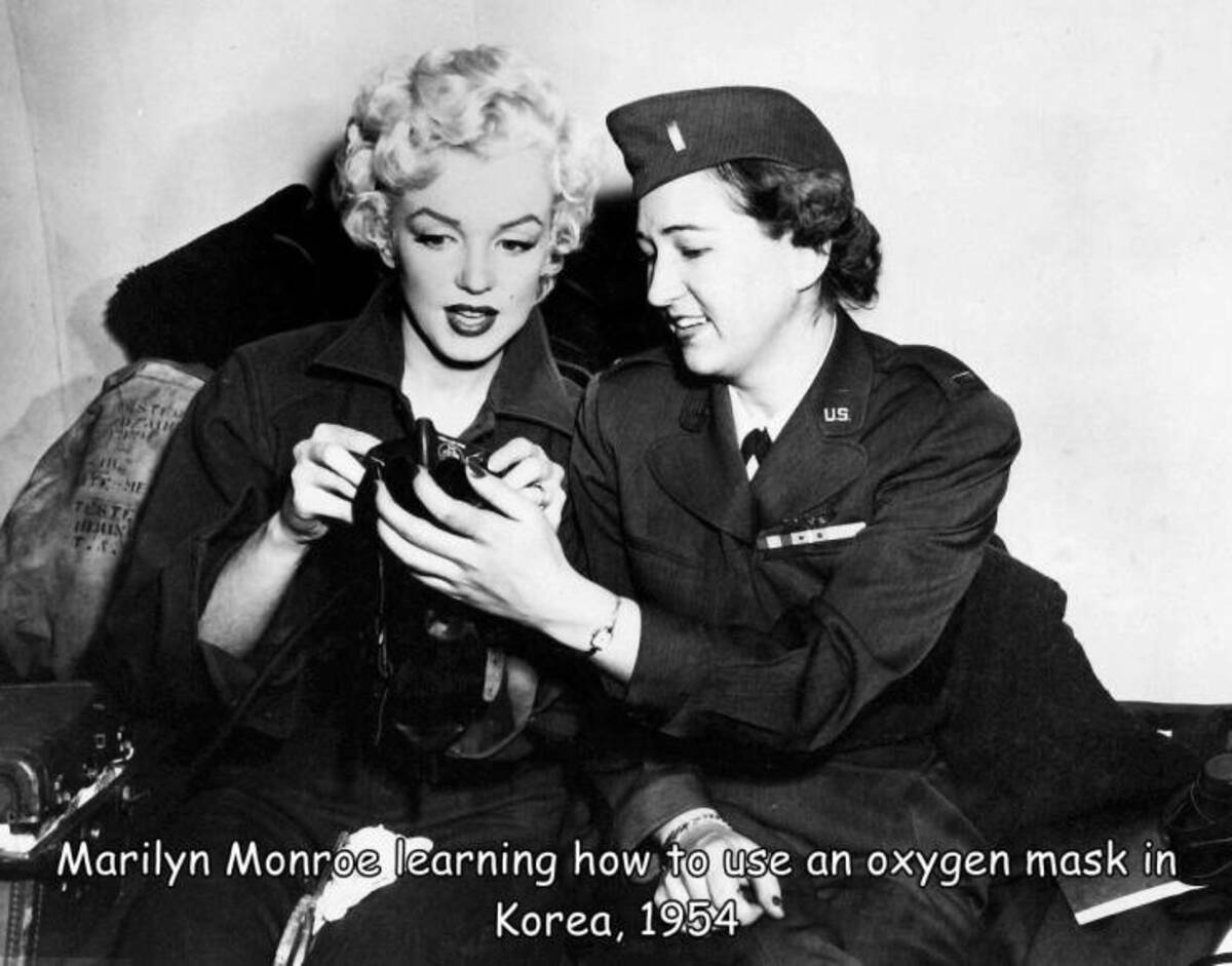 marilyn monroe südkorea - Ststr Teste Heain T.. Us Marilyn Monroe learning how to use an oxygen mask in Korea, 1954