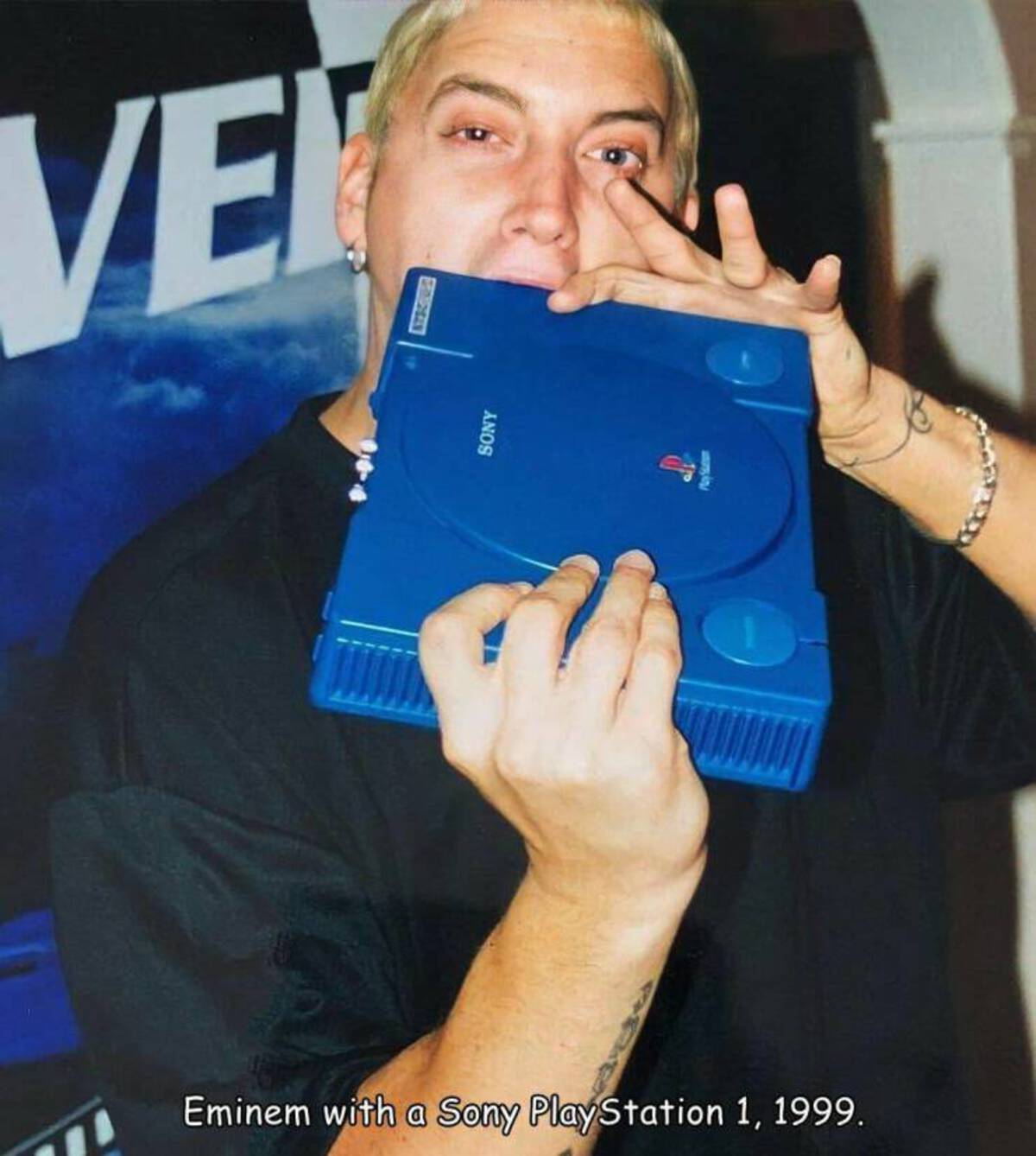 eminem with a rare ps1 - Ver Sony Eminem with a Sony PlayStation 1, 1999.