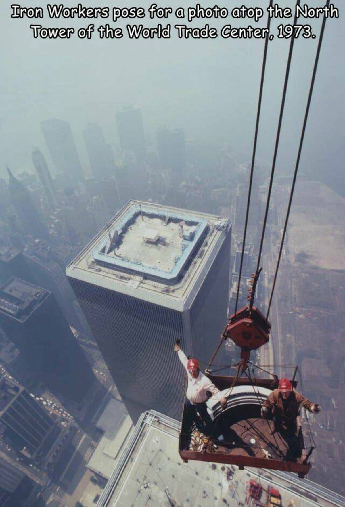 antena del world trade center - Iron Workers pose for a photo atop the North Tower of the World Trade Center, 1973.