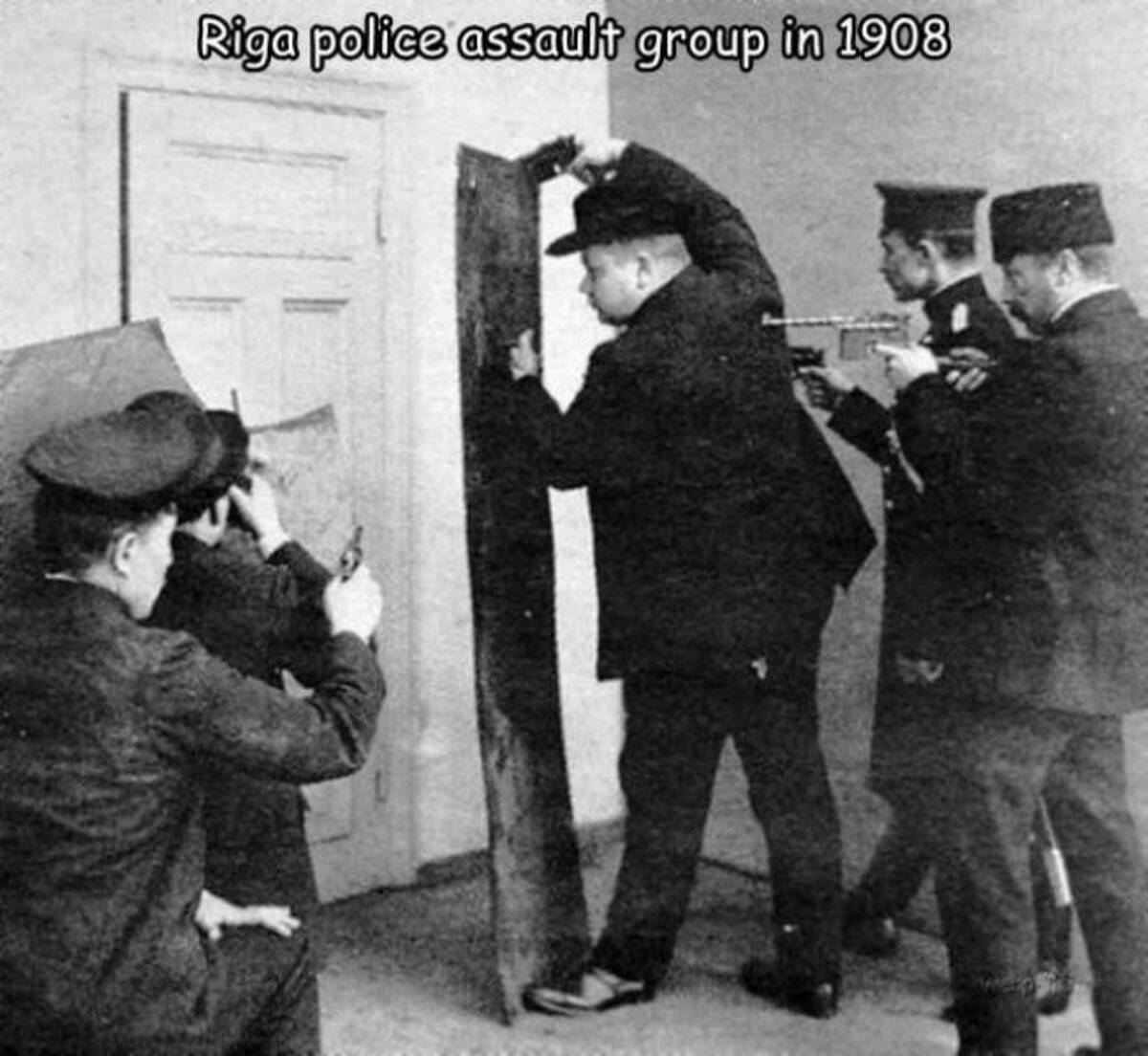 Riga police assault group in 1908