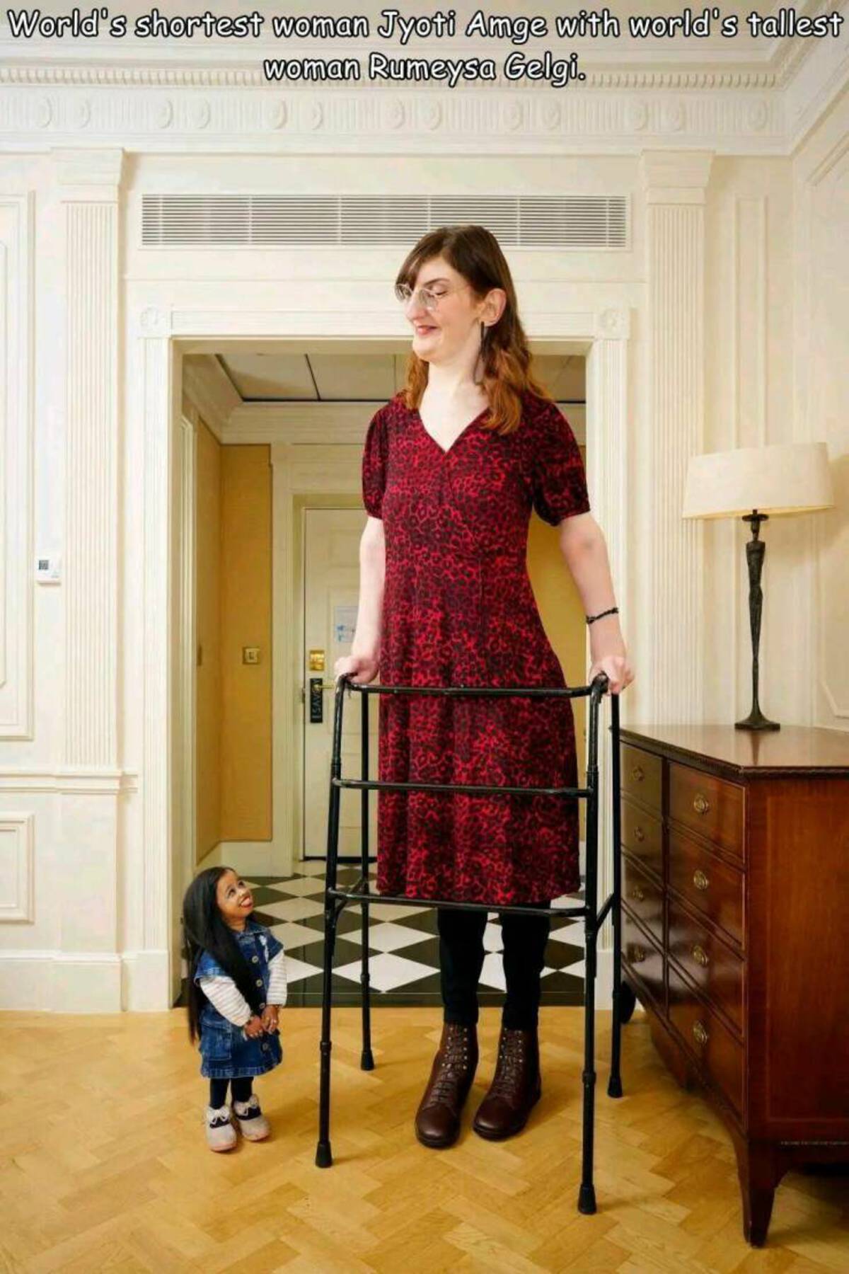 Rumeysa Gelgi - World's shortest woman Jyoti Amge with world's tallest woman Rumeysa Gelgi. E