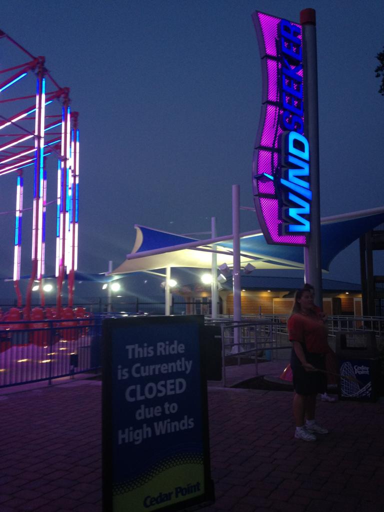 hilarious ironies caught on camera - Efe Onm This Ride is Currently Closed due to High Winds Cedar Point
