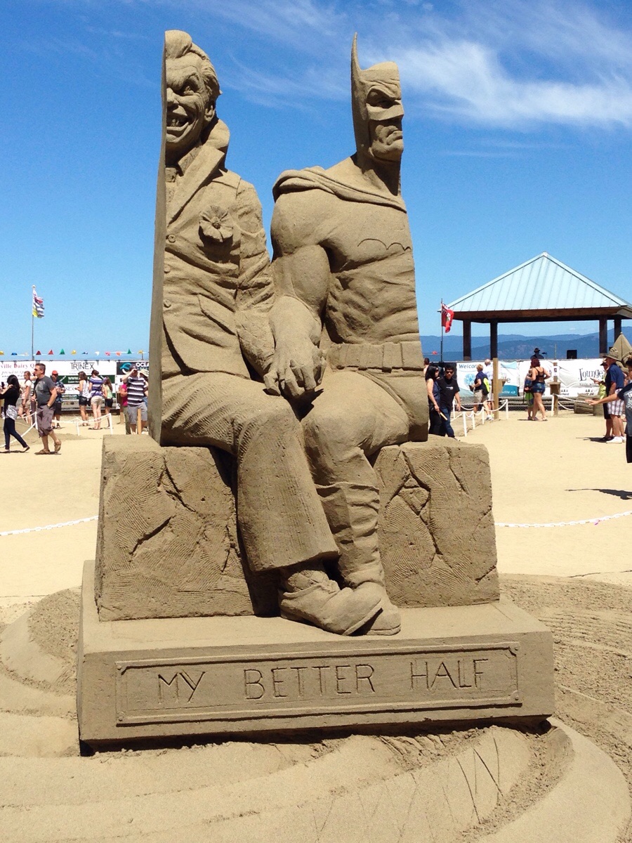 batman and joker sand sculpture - Ville Bain Trinex Jounde My Better Half