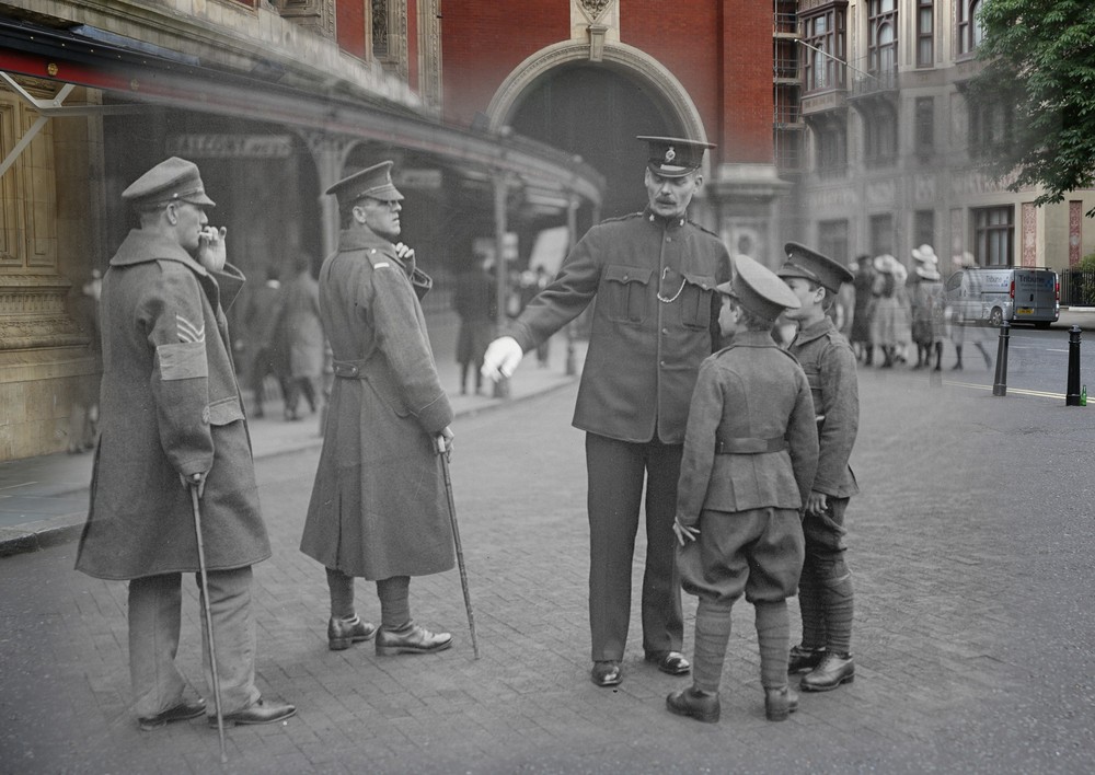 Wounded soldiers and cadets on Empire Day in May,1918