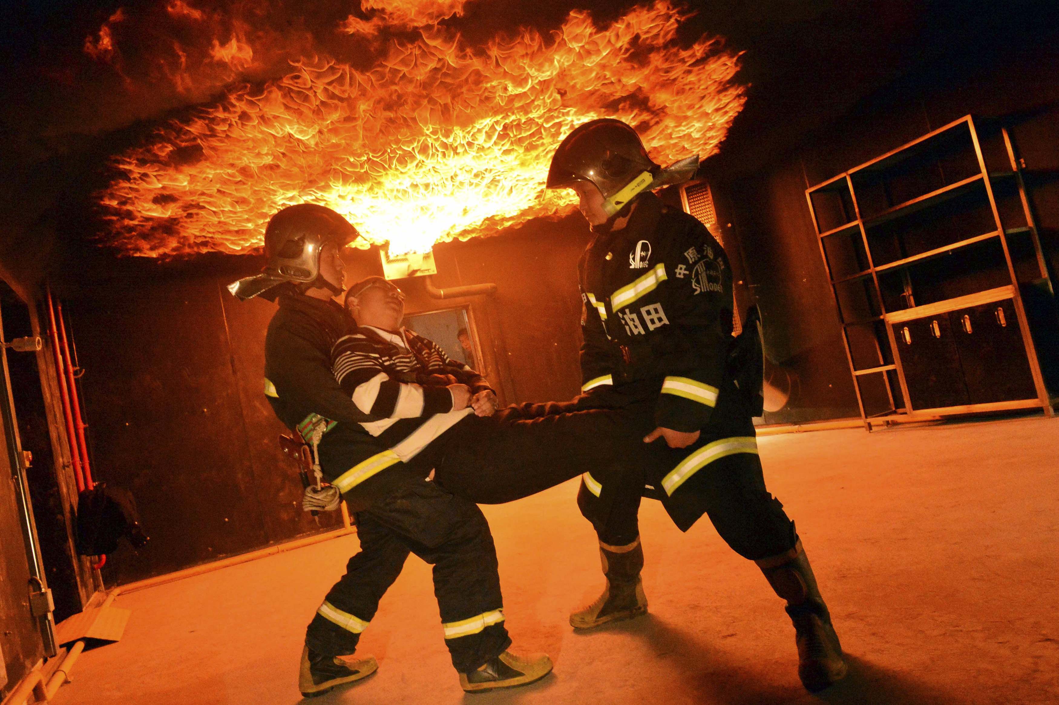 Что едят пожарники. Пожарный в огне. Два пожарных. Пожарные Казахстана. Фото пожарных.