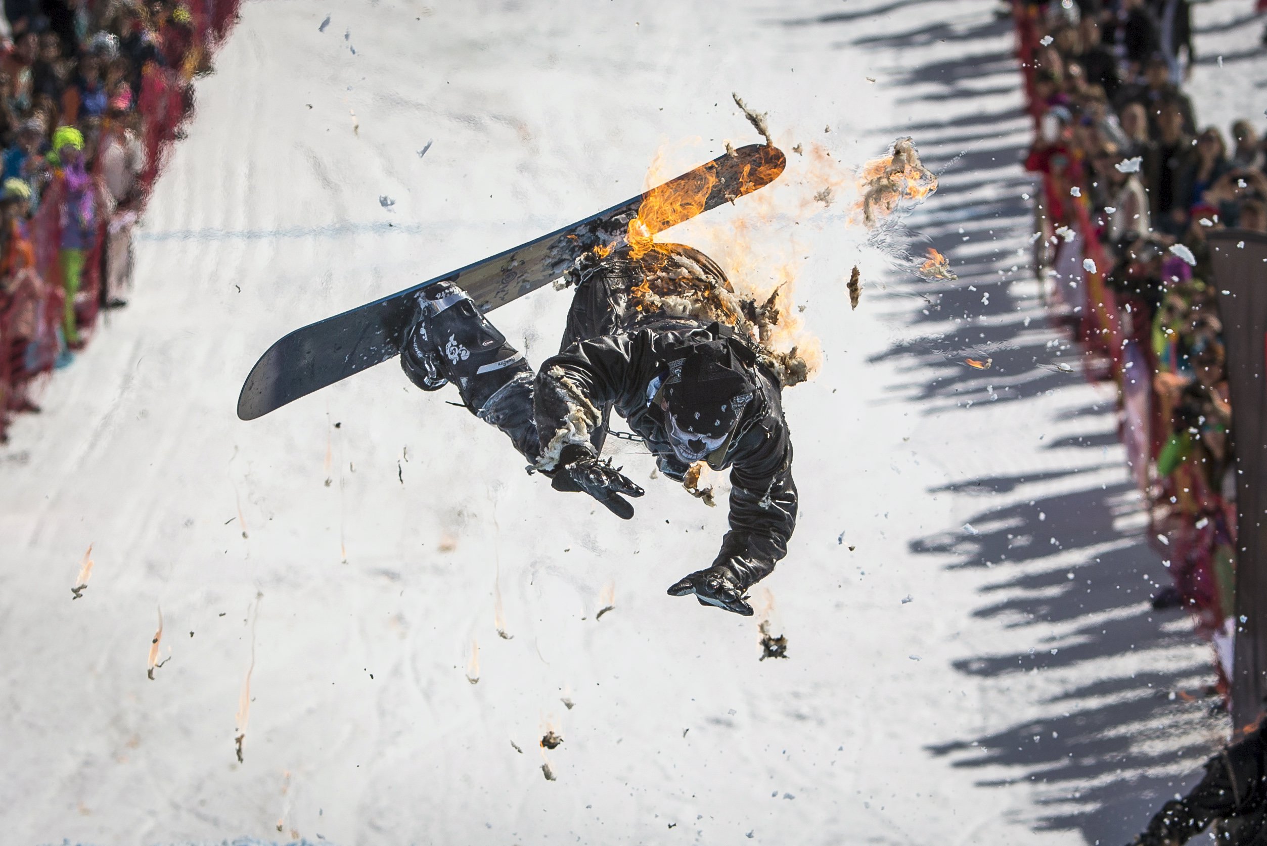 Упавший лыжник. Сноуборд ред Булл. Сноубордист падает. Падение на сноуборде. Упал на сноуборде.