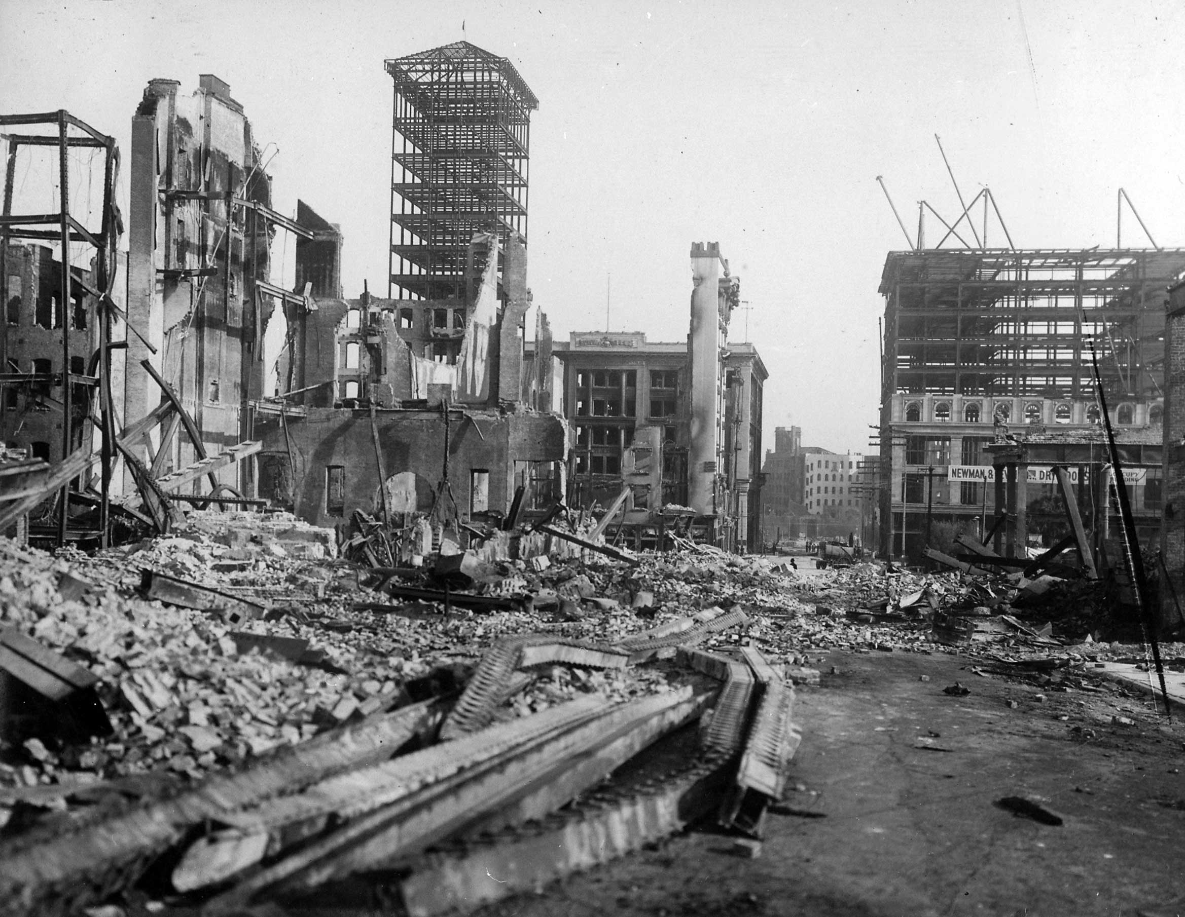 1906 Earthquake hits San Francisco