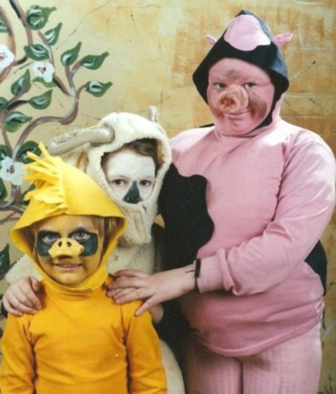 Creepiest Halloween photo shoot of kids with face pain and constumes.