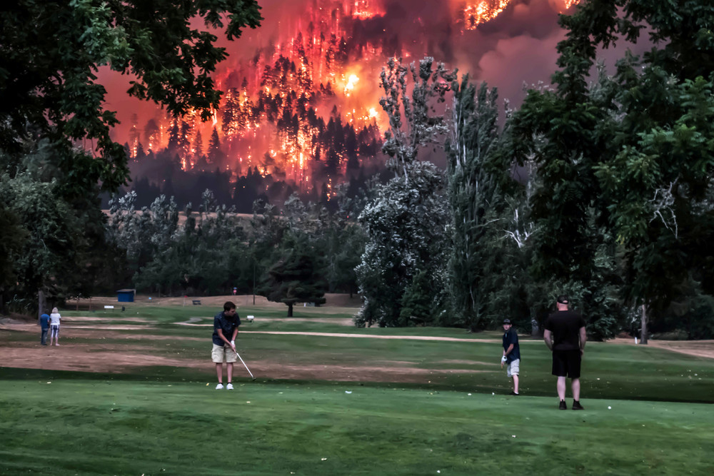 fascinating photos - wildfire golfers