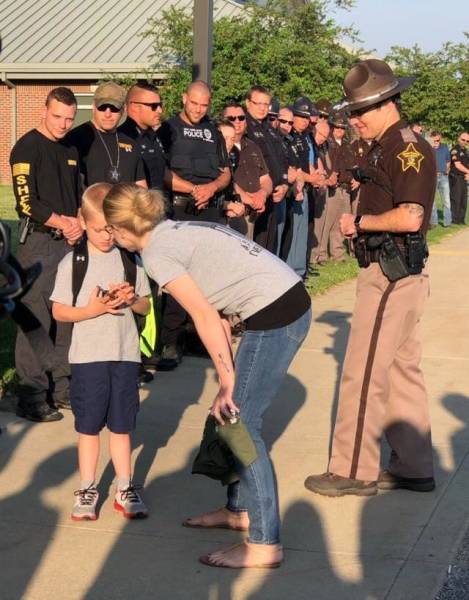 Little boy gets escorted by 70 police officers on his first day of school after his father die