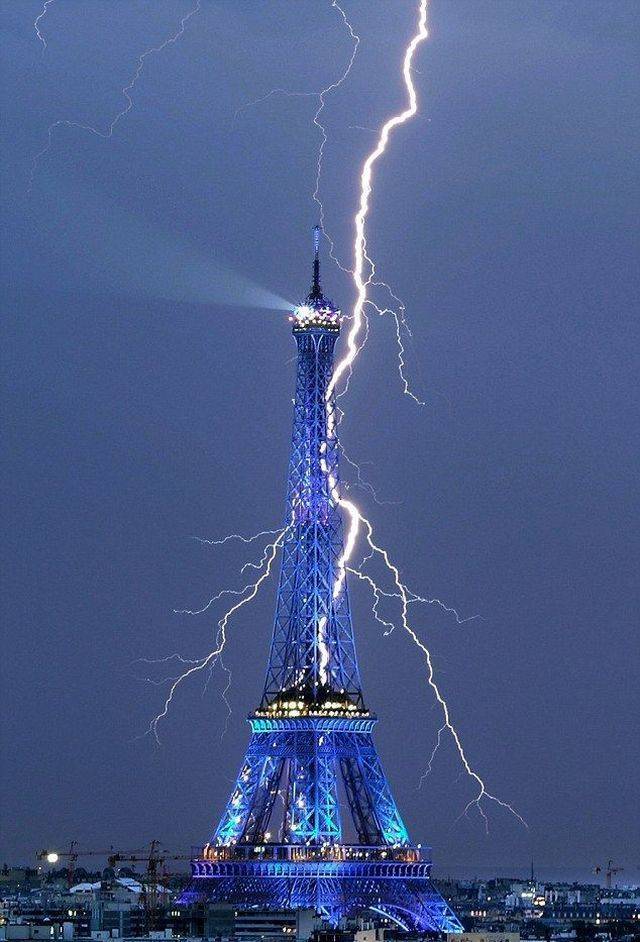 funny picture of eiffel tower lightning