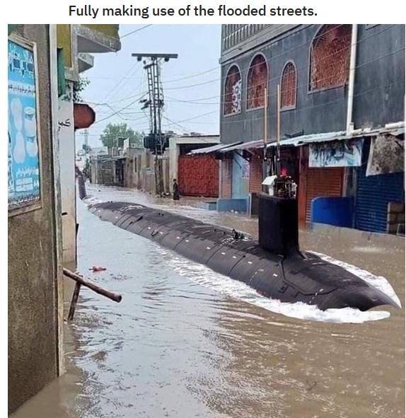 submarine in karachi streets - Fully making use of the flooded streets. 5