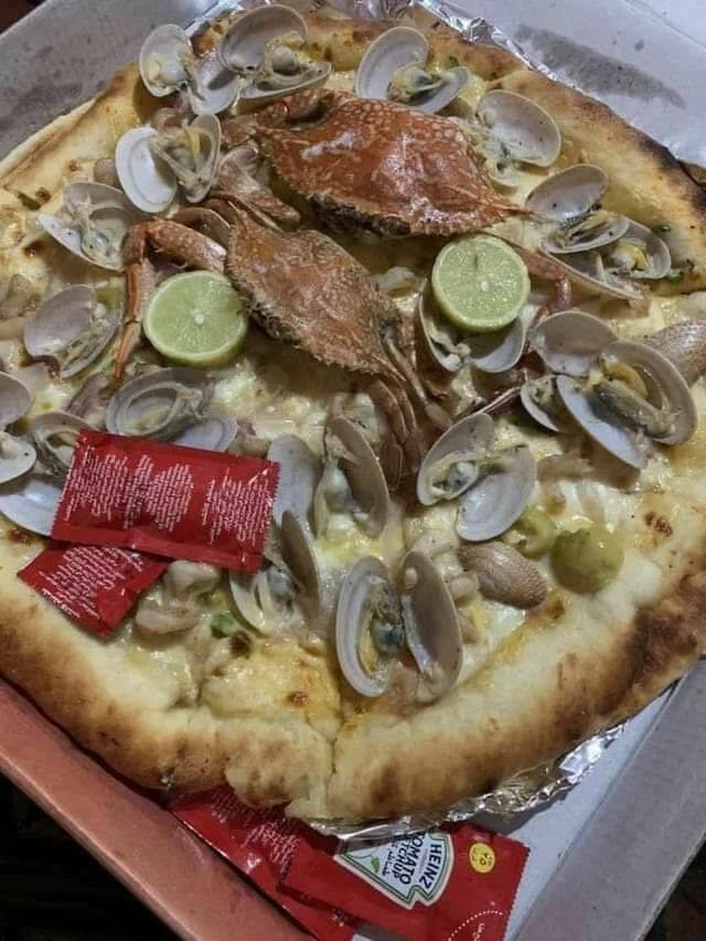 daily dose of randoms - seafood pizza cursed - Es Are Heinz Tomato Tchup