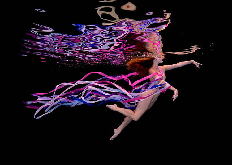 The artist Howard Schatz has imagined a series of photographs called Underwater. With very poetic cliches and giving a sense of suspended time, the images are immortalized in an aquatic environment.