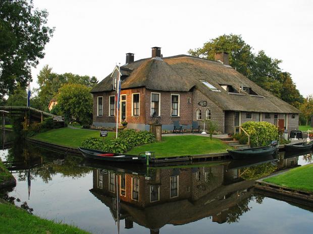 Aside from a few bicycle paths, there is no pavement in Giethoorn.