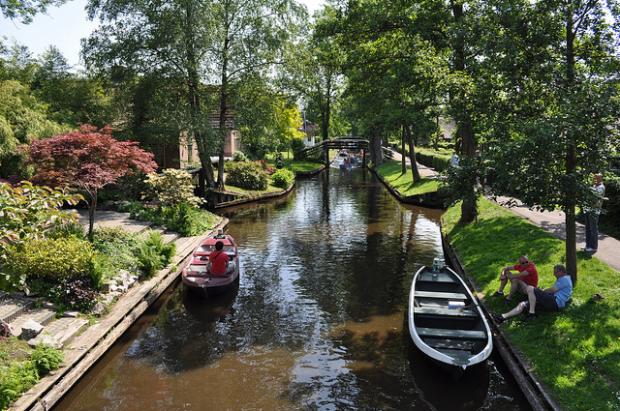 Here the suburban streets are replaced with canals, and people get from place to place in boats instead of cars.