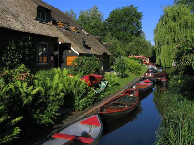 Giethoorn: The Town With No Roads