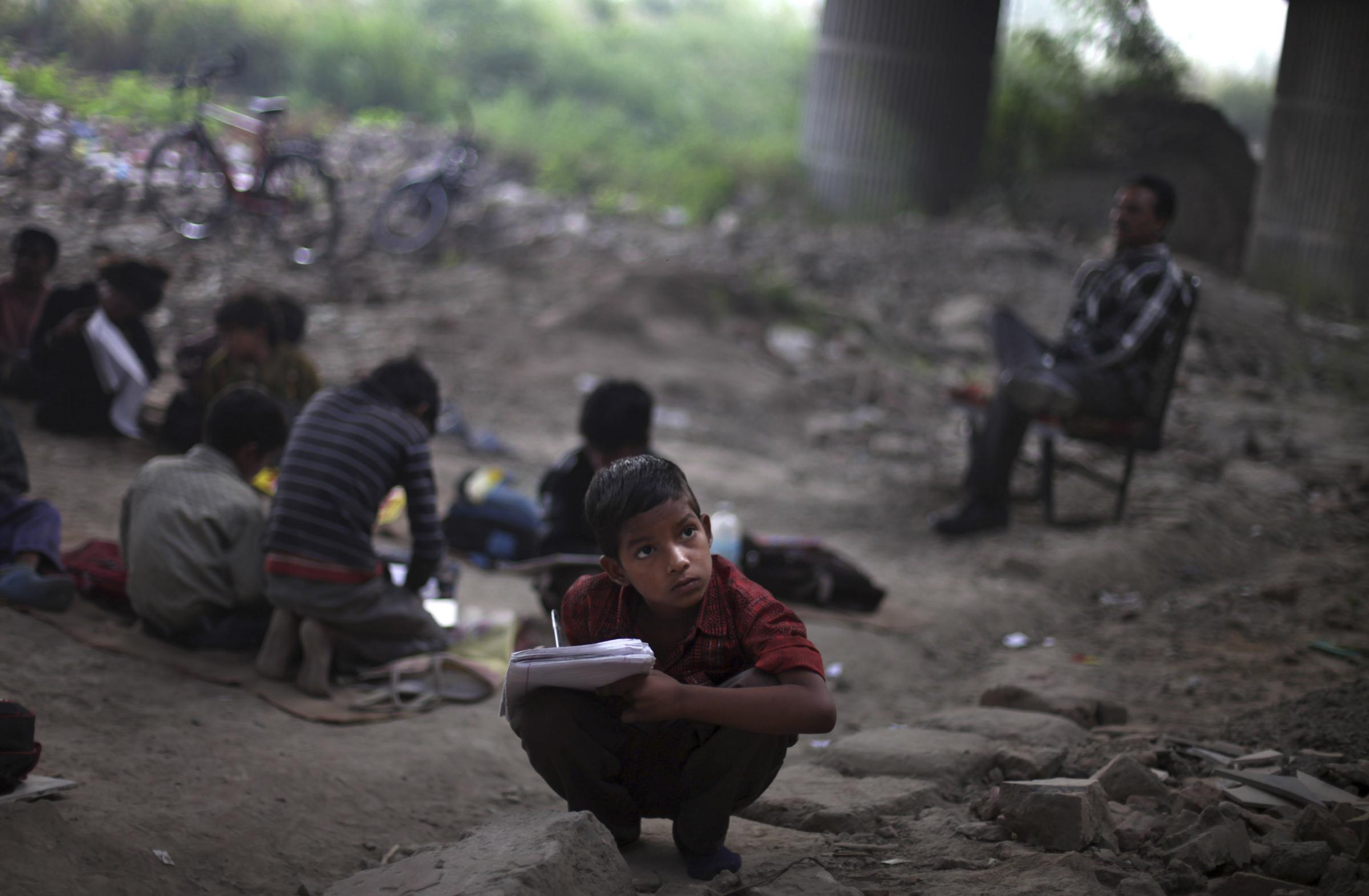 Школы в которых живут дети. Школа под мостом. Нью-Дели, Индия. Школа под мостом в Индии. Нью Дели трущобы. Бедная школа.