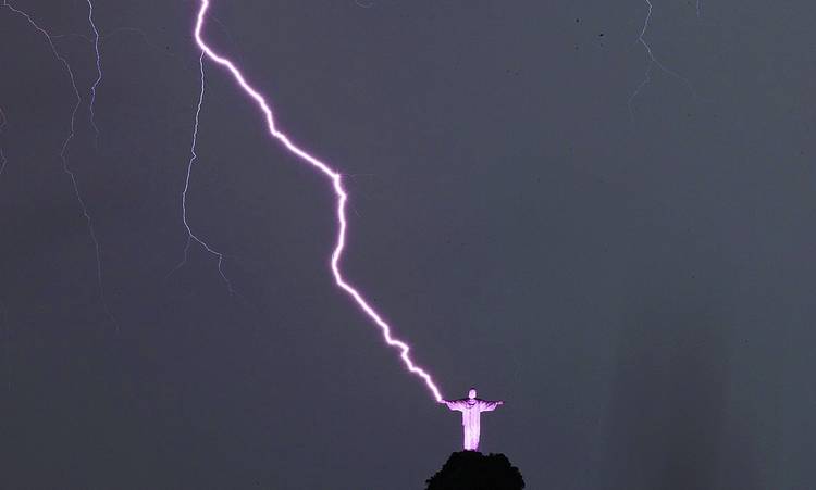 Lightning striking the Christ Redeemer statue