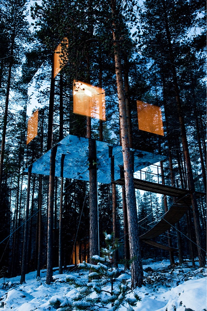 mirror treehouse in sweden