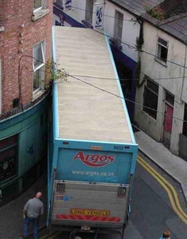 truck narrow street - Aigos Long Vehicle