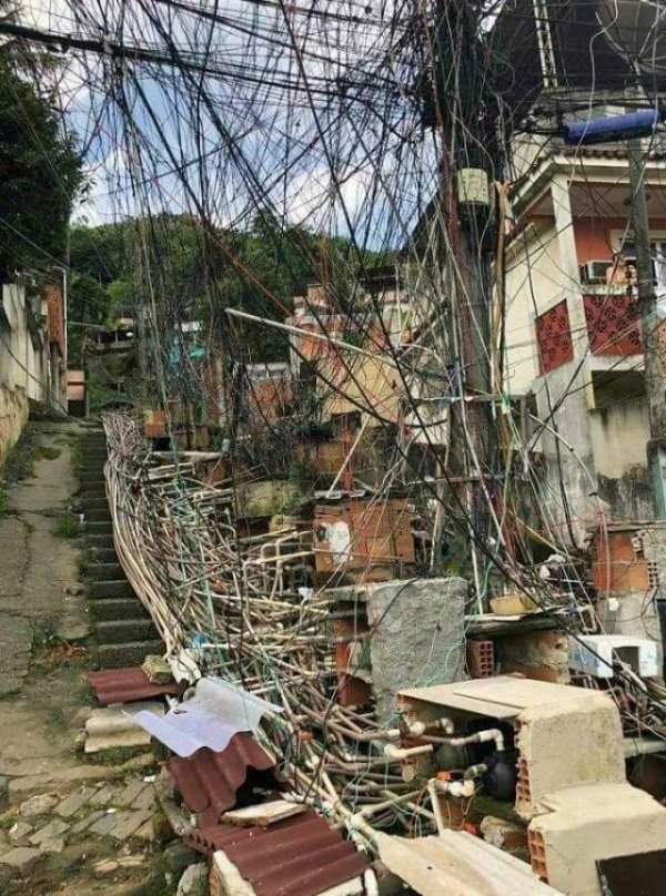 favela electrical wiring