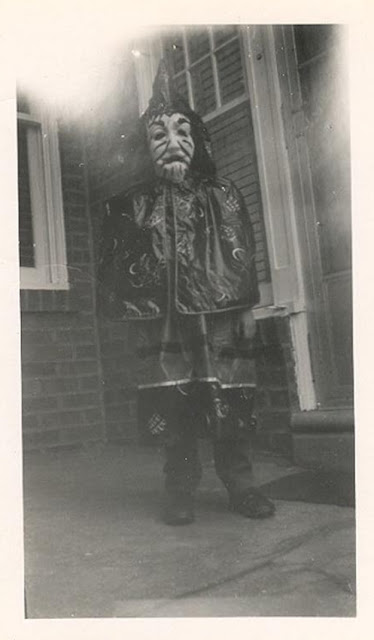 42 Vintage Halloween Photos That Will Haunt Your Dreams