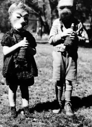 42 Vintage Halloween Photos That Will Haunt Your Dreams