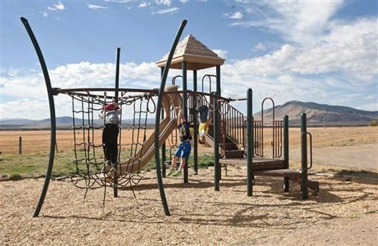 Mom Lets 4-Year-Old Play Outside, Faces Jail