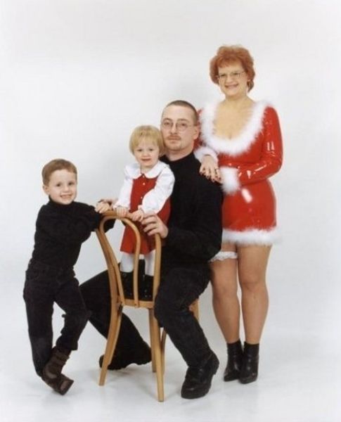 20 Christmas Cards That Are Beyond Disturbing