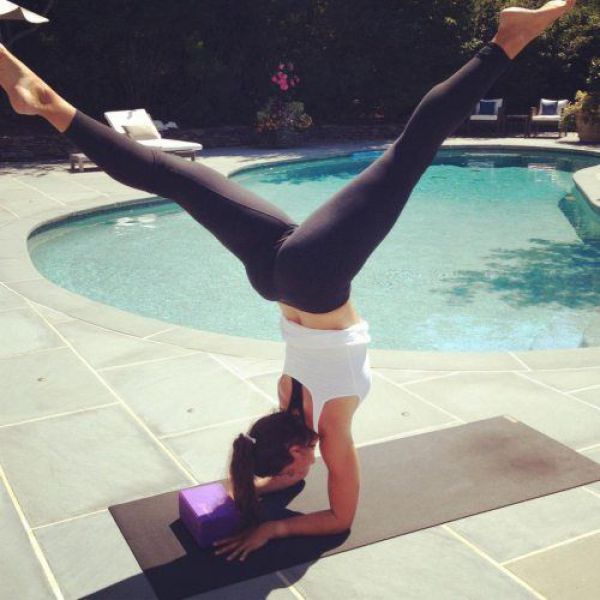 Jen Selter doing the splits in yoga pants