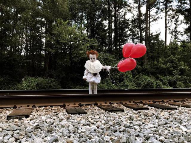 17-year-old Mississippi photographer Eagan Tilghman has created a very realistic costume and makeup of the clown Pennywise for his 3-year-old brother Louie and then captured everything in this creepy photoshoot
