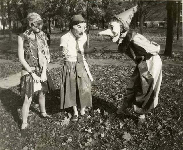 20 Frightening Vintage Macabre Images Of Halloween