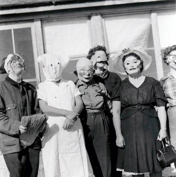 20 Frightening Vintage Macabre Images Of Halloween