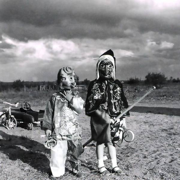 20 Frightening Vintage Macabre Images Of Halloween