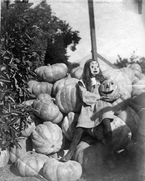 20 Frightening Vintage Macabre Images Of Halloween