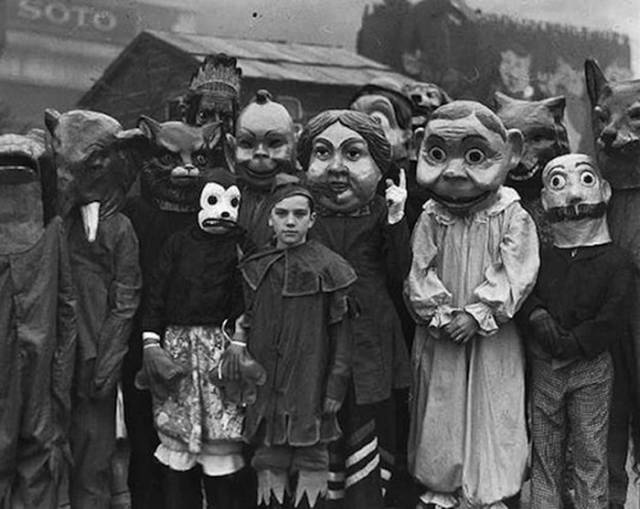 20 Frightening Vintage Macabre Images Of Halloween