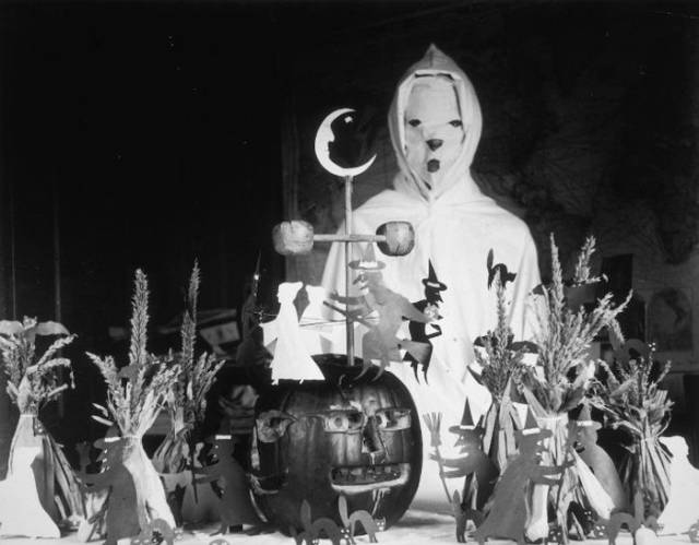 20 Frightening Vintage Macabre Images Of Halloween