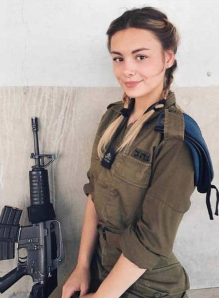 40 Awesome Girls With Big Guns