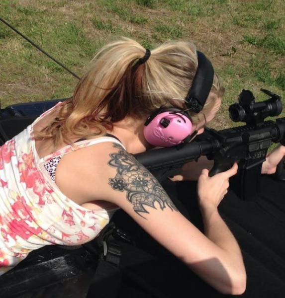 40 Awesome Girls With Big Guns