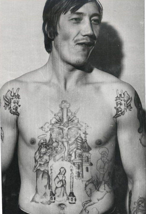 The devils on the shoulders of this inmate symbolise a hatred of authority and the prison structure. This type of tattoo is known as an ‘oskal,’ or grin, a baring of teeth towards the system. They are sometimes accompanied by anti-Soviet texts.
