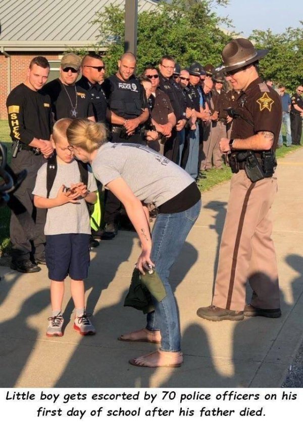 Police officer - Pouce Amic 9 Little boy gets escorted by 70 police officers on his first day of school after his father died.