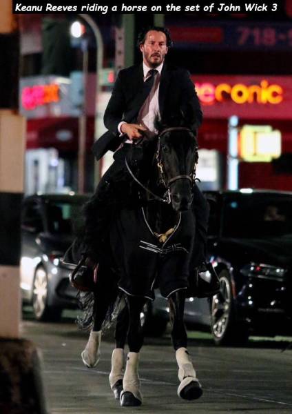 keanu reeves on a horse - Keanu Reeves riding a horse on the set of John Wick 3 Veronic