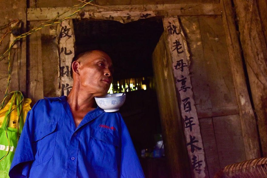 Chen lost both his arms after an electric shock at the age of seven, but despite that, worked hard on the family farm.