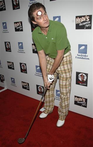 Kyle MacLachlan as an injured Golfer