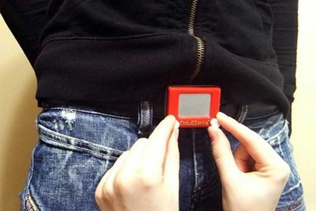 Etch A Sketch belt buckle.  Seems like a good way to meet the ladies..