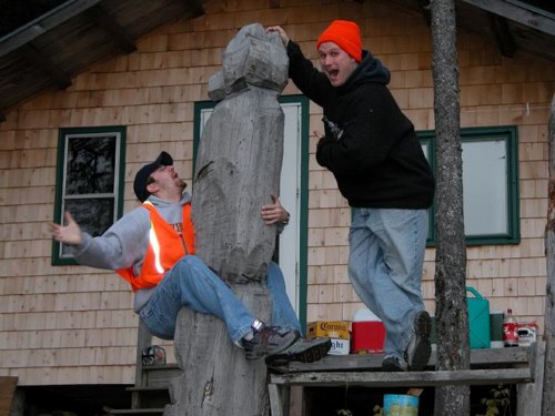 23 Awkward Pictures of People with Statues