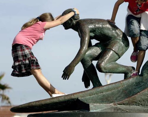 23 Awkward Pictures of People with Statues