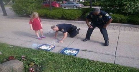31 Images Of Cops Being Awesome