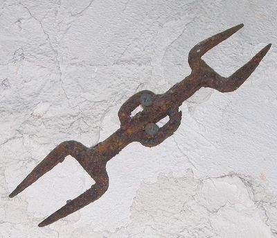 This device was used during the Spanish Inquisition. It has two forks at opposing ends of a metal rod. One of the forks would be placed under the chin, piercing the skin, and the other end would be piercing the flesh in the upper chest. It didnt puncture any vital organs, so death would not take place during the use of this method, but it made talking and neck movements impossible. While wearing this device a persons hands would be tied behind their backs, so they could not escape it. It would harm the persons neck and, often times, spread diseases.